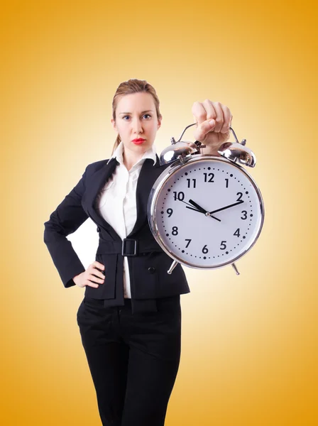 Mujer mujer de negocios con reloj gigante —  Fotos de Stock