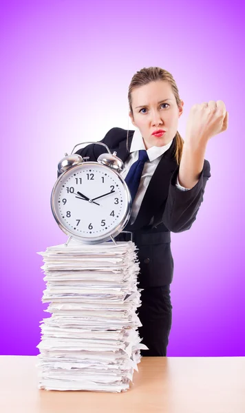 Femme d'affaires avec horloge et papiers — Photo