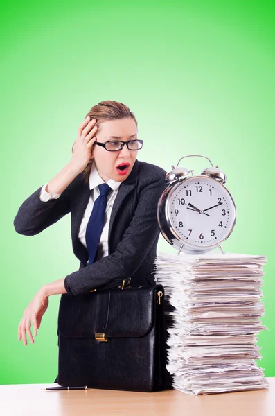 Femme d'affaires avec horloge et papiers — Photo