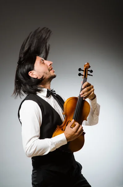 Homme jouant du violon dans un concept musical — Photo