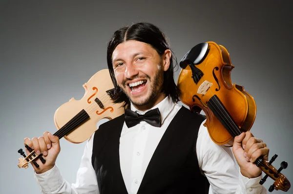 Uomo che suona il violino nel concetto musicale — Foto Stock