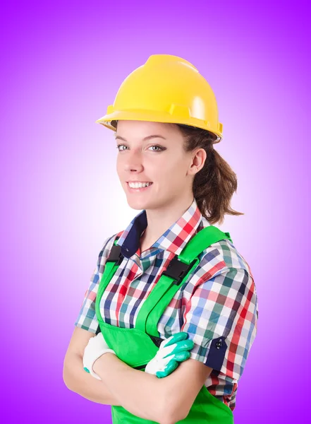 Mujer constructora contra el gradiente — Foto de Stock