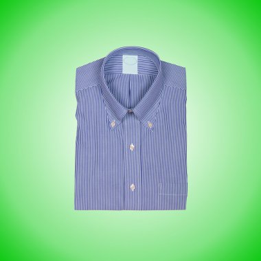 Hoş erkek gömleği, eğime karşı. 