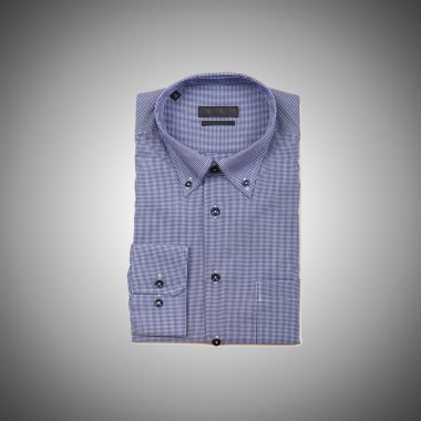 Hoş erkek gömleği, eğime karşı. 