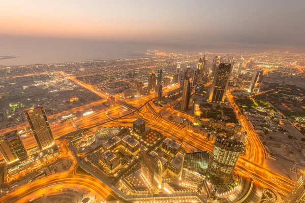 Panorama da noite Dubai durante o pôr do sol — Fotografia de Stock