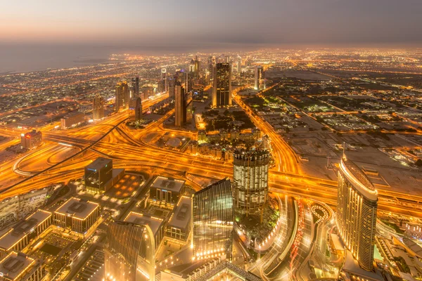Panorama de la noche Dubai durante la puesta del sol —  Fotos de Stock