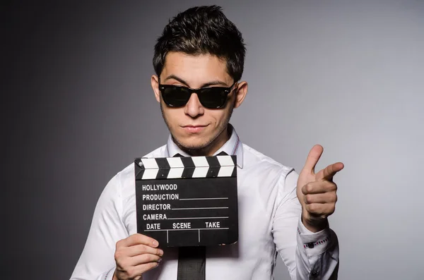 Joven con gafas de sol frías sosteniendo pizarra aislada en gris —  Fotos de Stock