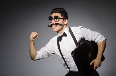 Gri izole durumda tutarak yanlış bıyıklı genç adam