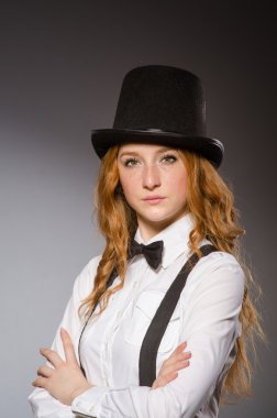 Güzel kız gri izole retro şapka