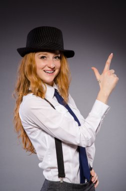 Gri izole Siyah Beyaz giysili güzel kız