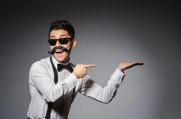 Jovem com bigodes falsos — Fotografia de Stock