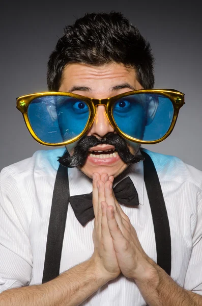 Joven con bigotes falsos — Foto de Stock