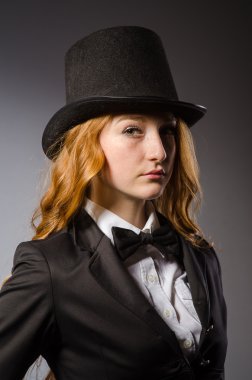 Güzel kız gri izole retro şapka