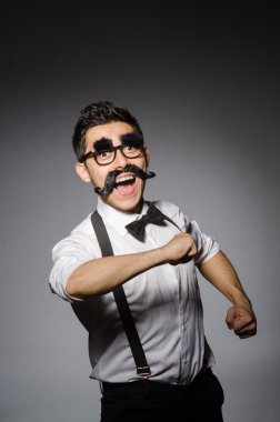 Gri izole yanlış bıyıklı genç adam