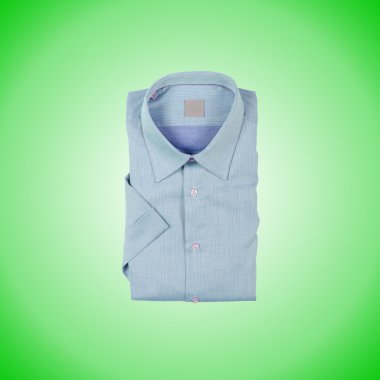 Hoş erkek gömleği, eğime karşı. 