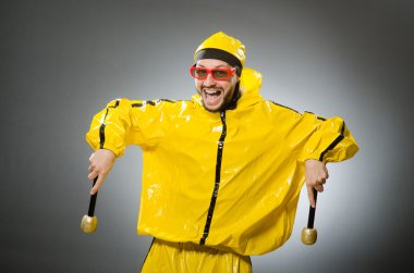 Mikrofon ile sarı takım elbise giyen adam