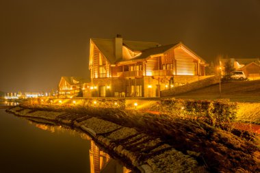 Lake yakınındaki güzel modern evler