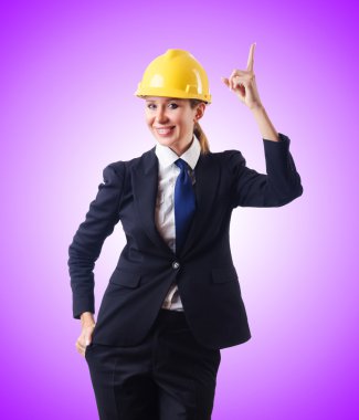 kask ile genç iş kadını