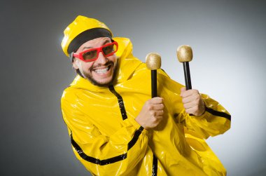 Mikrofon ile sarı takım elbise giyen adam