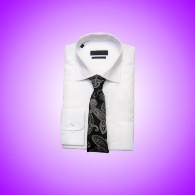 Hoş erkek gömleği, eğime karşı. 