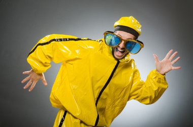 Komik kavramında sarı takım elbise giyen adam