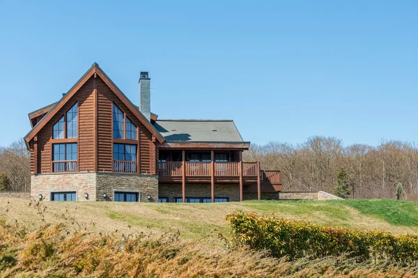 Modern huis in heldere zomerdag — Stockfoto