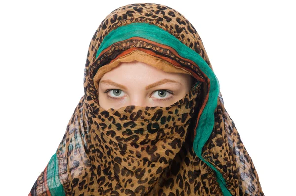 Frau trägt traditionelle Kleidung auf weißem Grund — Stockfoto