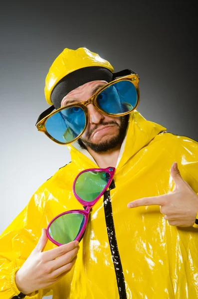 Hombre vestido de traje amarillo en concepto divertido —  Fotos de Stock