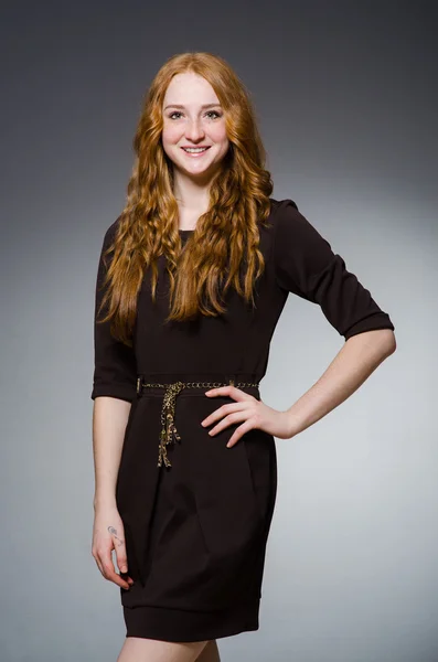 Kahverengi elbiseli güzel kızıl saçlı kız — Stok fotoğraf