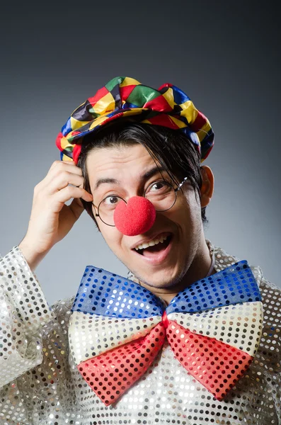 Drôle de clown sur fond gris — Photo