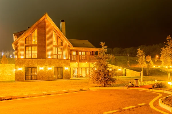 Bonita casa moderna durante las horas de noche — Foto de Stock