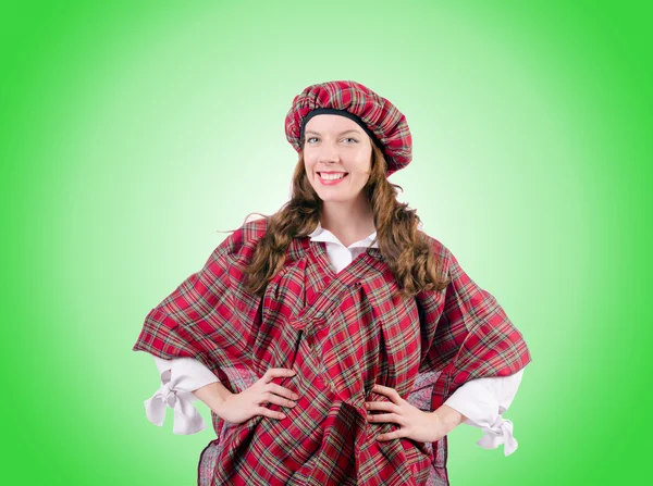 Jonge vrouw in traditionele Schotse kleding — Stockfoto