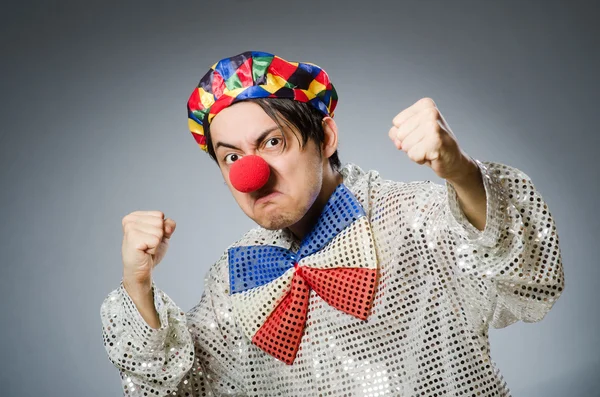 Zabawny clown na szarym tle — Zdjęcie stockowe