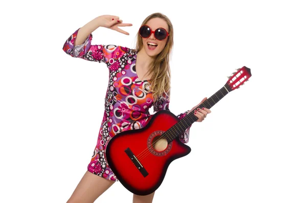 Vrouw gitarist geïsoleerd op wit — Stockfoto