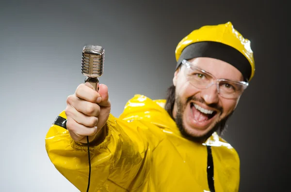 Hombre vestido de traje amarillo con micrófono —  Fotos de Stock