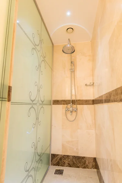 Moderno baño interior con bañera — Foto de Stock