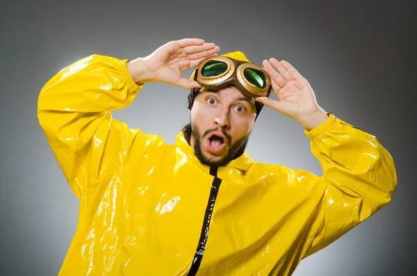 노란 양복과 비행 안경 착용 하는 남자 — 스톡 사진