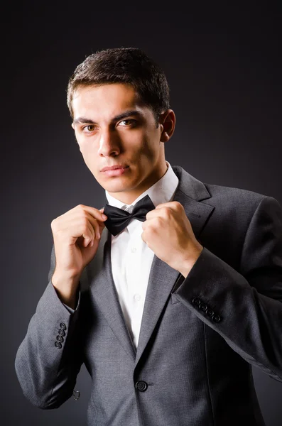 Joven hombre elegante contra gris — Foto de Stock