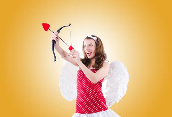 Mujer con arco en concepto de San Valentín —  Fotos de Stock