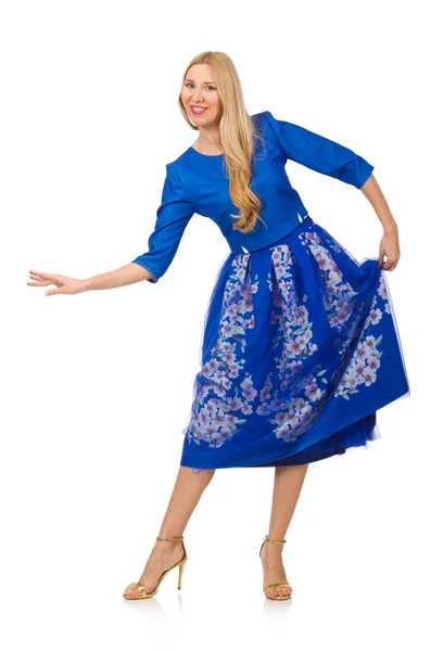 Женщина в синем платье с цветочными отпечатками — стоковое фото