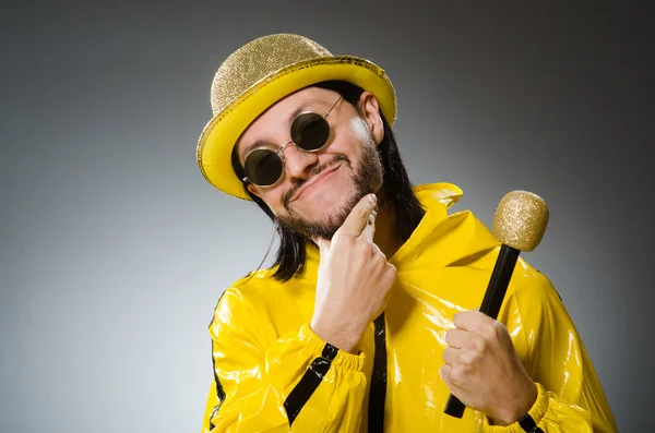 Man wearing yellow suit with mic — Stock Photo, Image