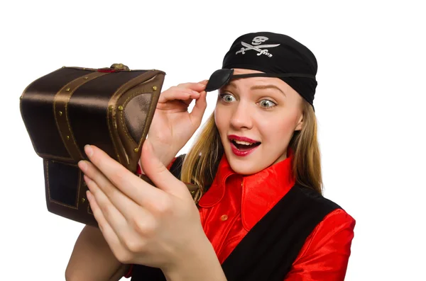 Piratenmädchen hält Brustbox isoliert auf weiß — Stockfoto