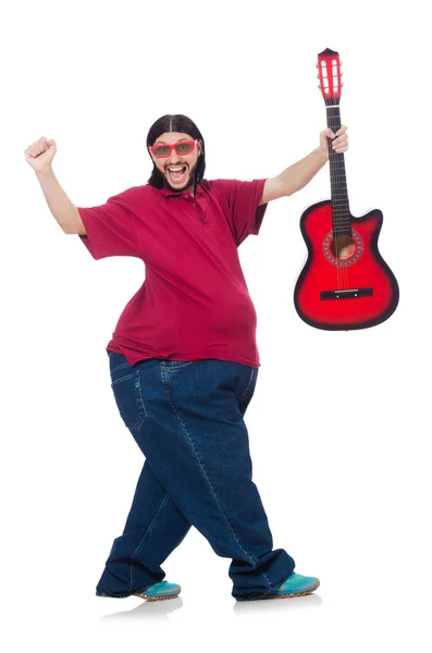 Tlustý muž s kytarou izolovaných na bílém — Stock fotografie