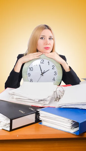 Mujer bajo estrés por demasiado trabajo — Foto de Stock