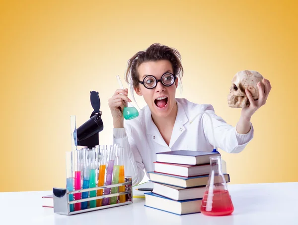 Gek vrouwelijke scheikundige in lab — Stockfoto