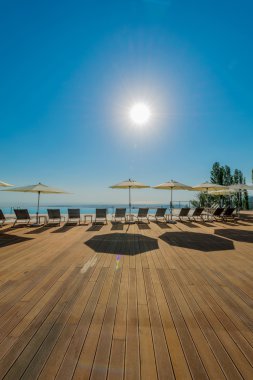 Sonsuzluk havuzu parlak yaz gününde