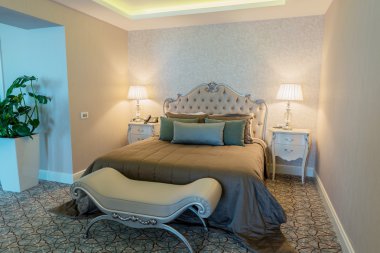 Modern içerikli bir otel odası.