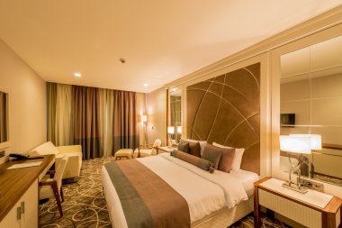 Modern içerikli bir otel odası.