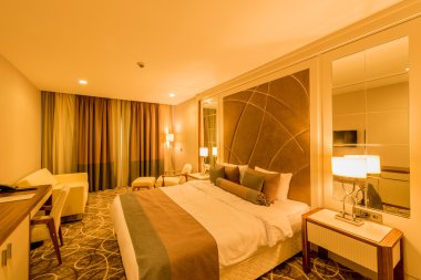 Modern içerikli bir otel odası.