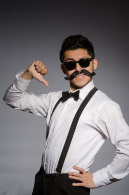 gri izole serin güneş gözlüklü genç adam